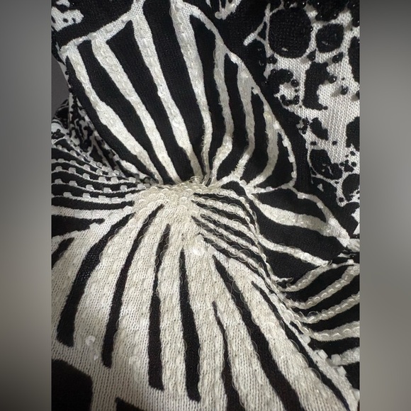 ALBERTO MAKALI Black and White Floral Blouse with Sequins - Picture 4 of 6